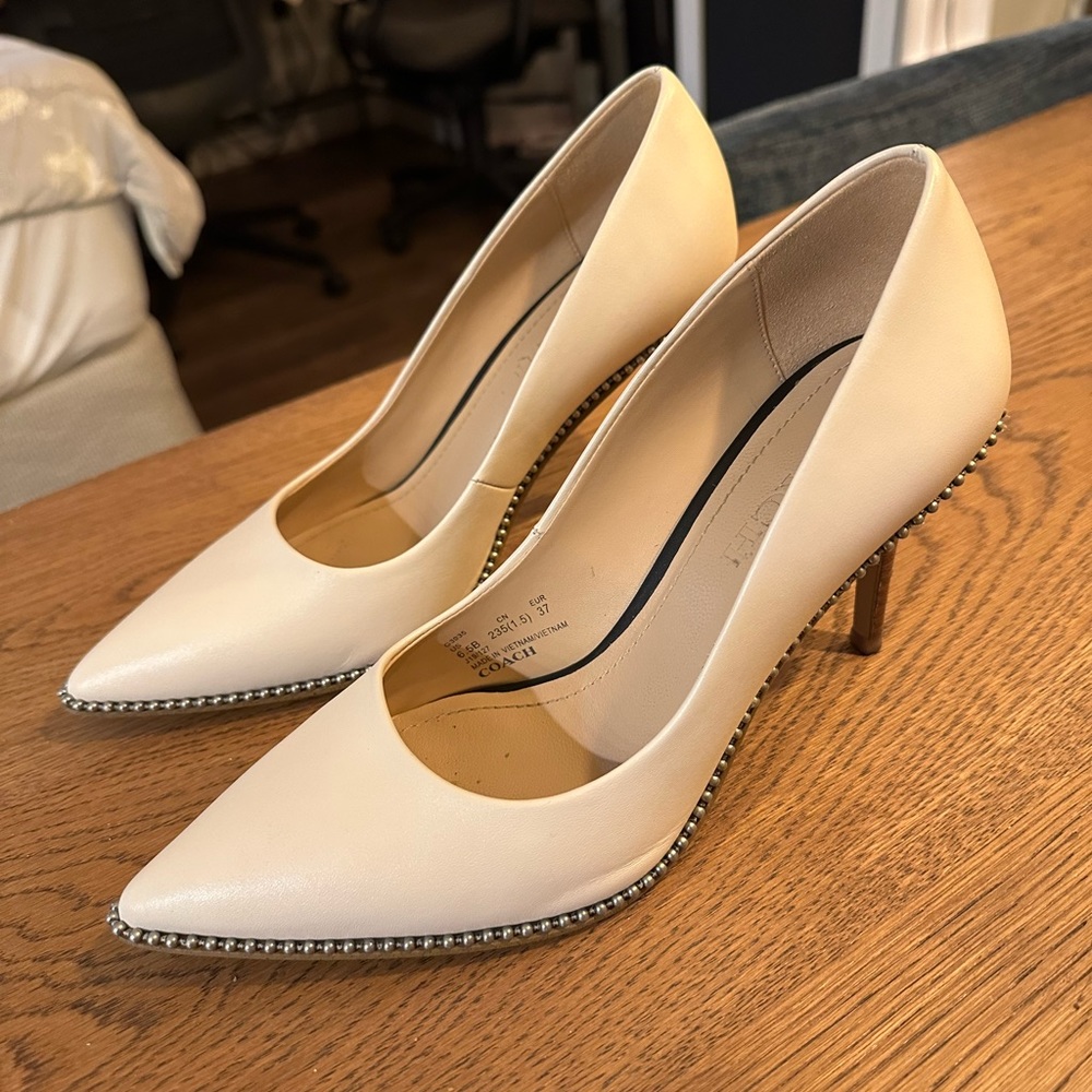 Waverly Bead Chain Logo Pumps